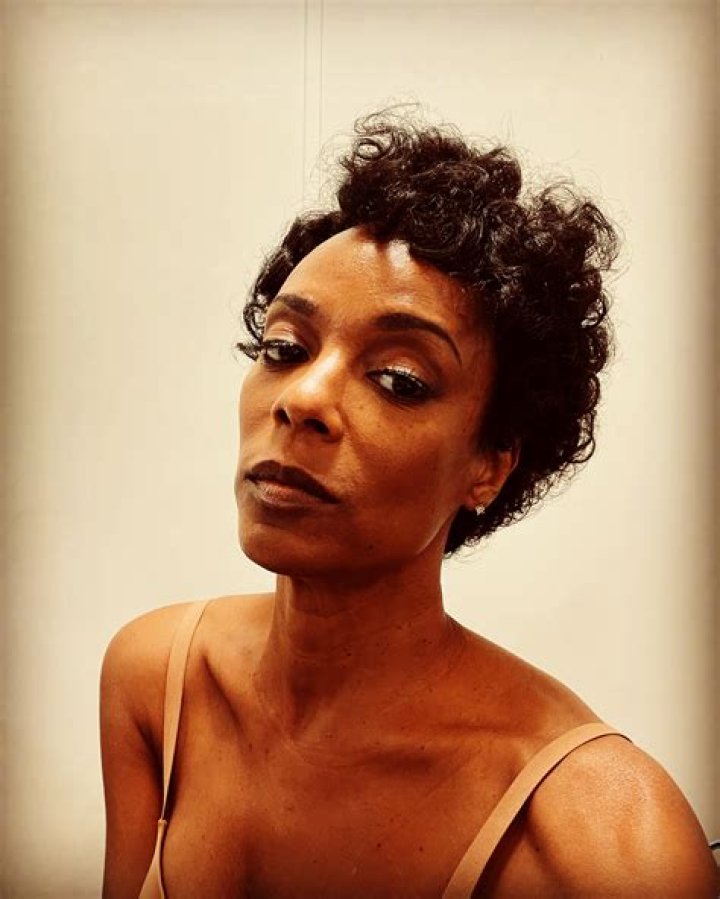 Leslie Silva Biography, Age, Height, Husband, Net Worth, Family