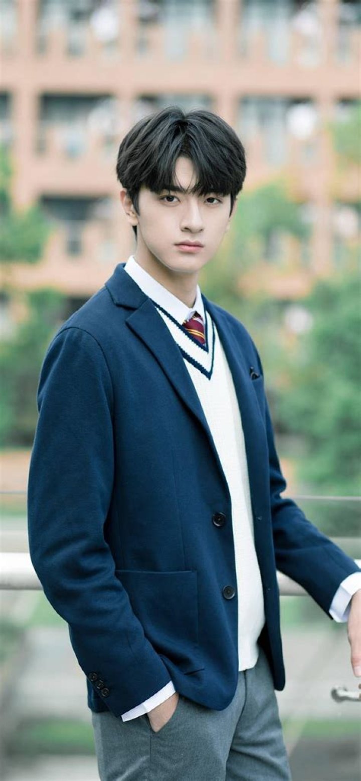 Lin Yi Biography, Age, Height, Wife, Net Worth, Family