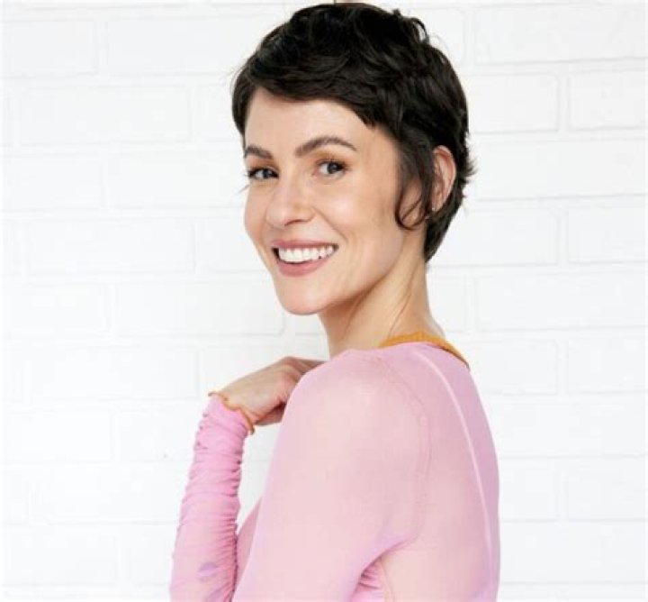 Linsey Godfrey Biography, Age, Height, Husband, Net Worth, Family