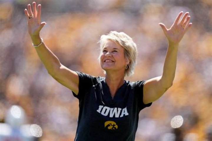 Lisa Bluder biografía, edad, altura, esposa, net worth, familia