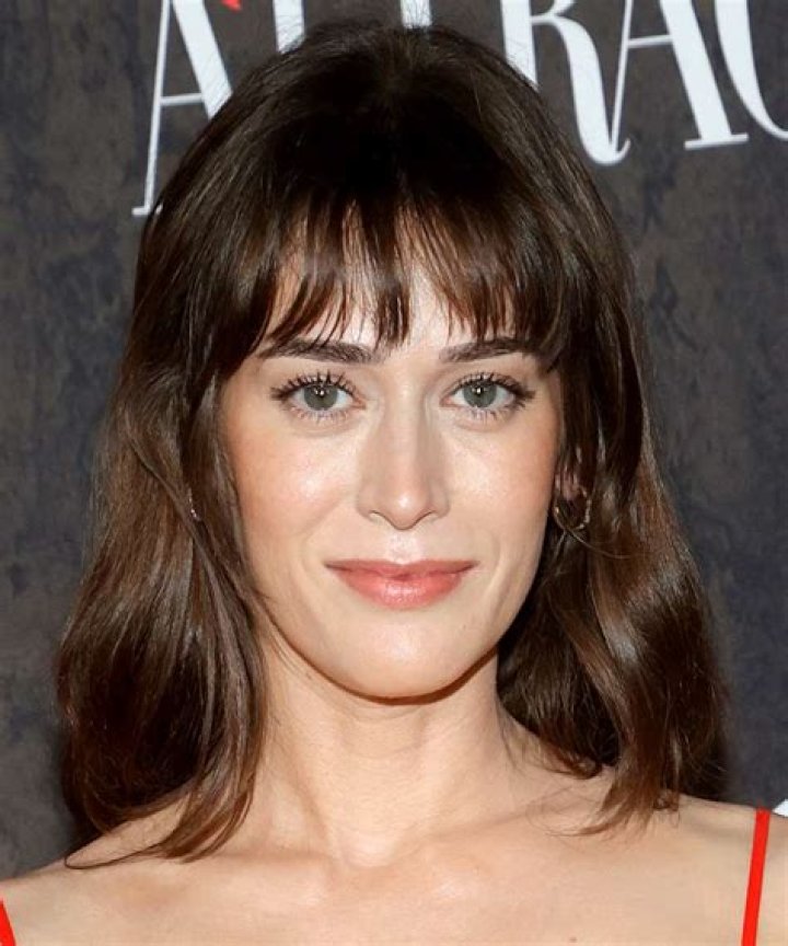 Lizzy Caplan Biography, Age, Height, Husband, Net Worth, Family