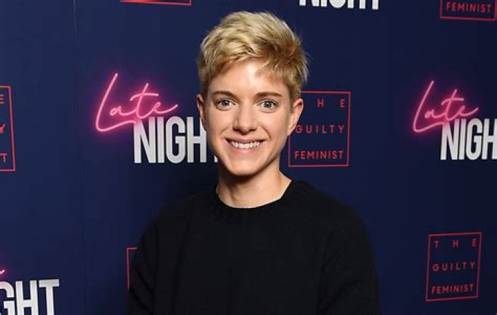 Mae Martin Biography, Age, Height, Husband, Net Worth, Family