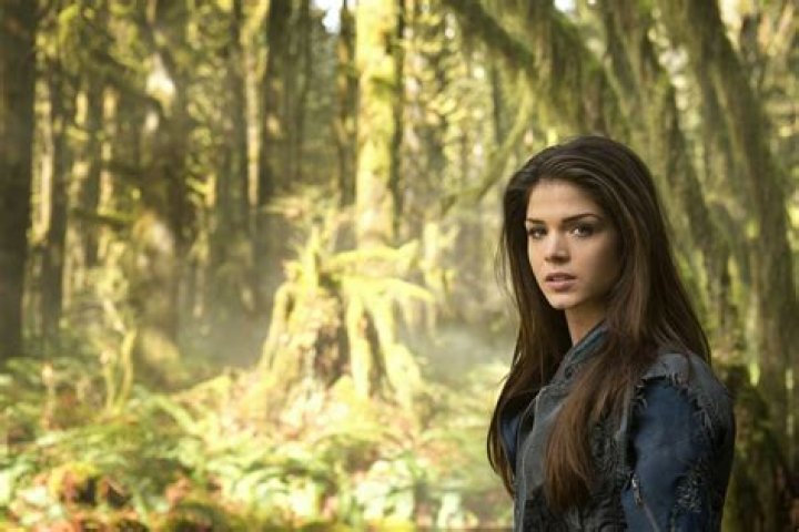 Marie Avgeropoulos Biography, Age, Height, Husband, Net Worth, Family