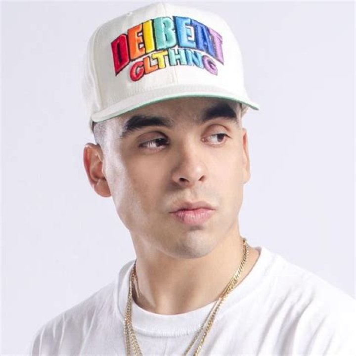 MC Davo biografía, edad, altura, esposo, net worth, familia