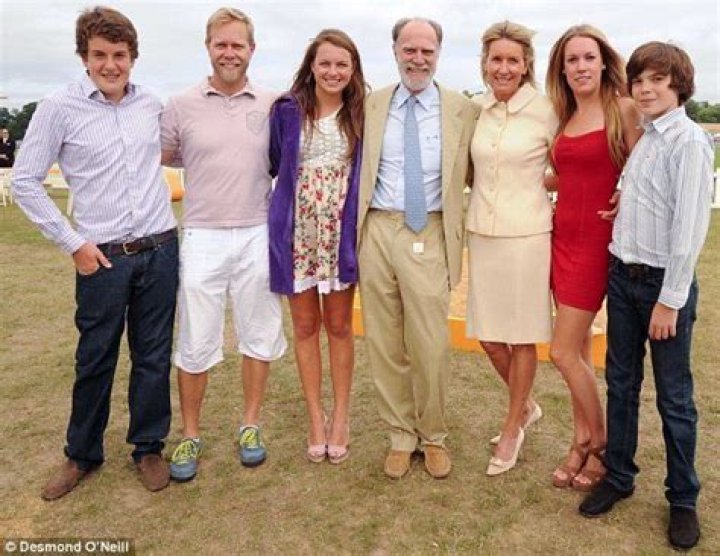 Michael Pearson, 4th Viscount Cowdray biografía, edad, altura, esposo, net worth, familia