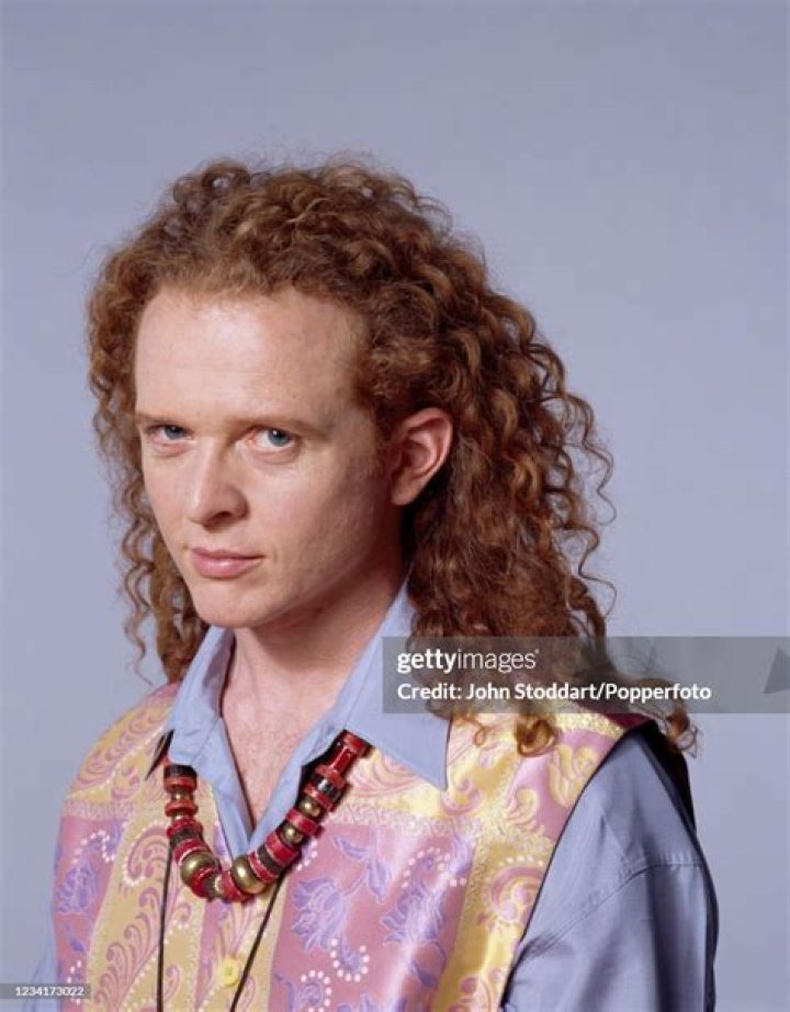 Mick Hucknall Biography, Age, Height, Wife, Net Worth, Family