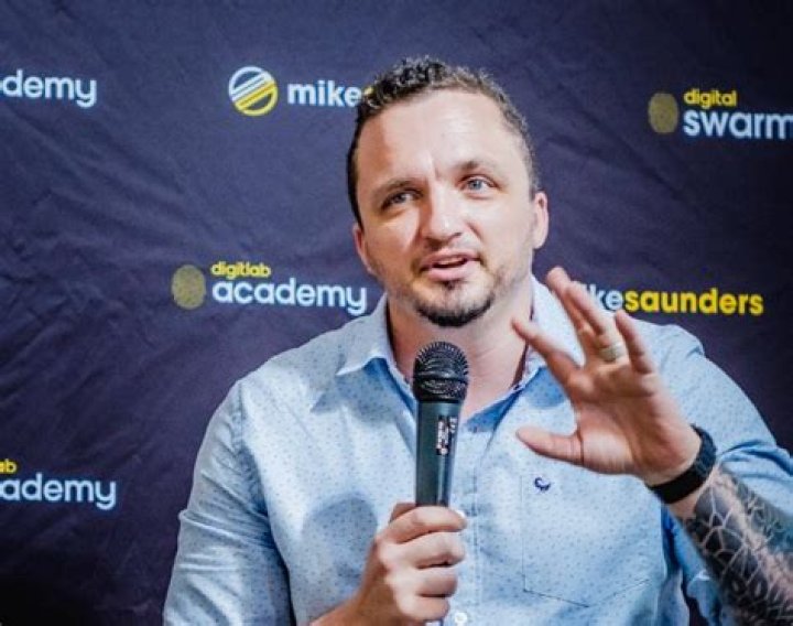 Mike Saunders Biography, Age, Height, Wife, Net Worth, Family