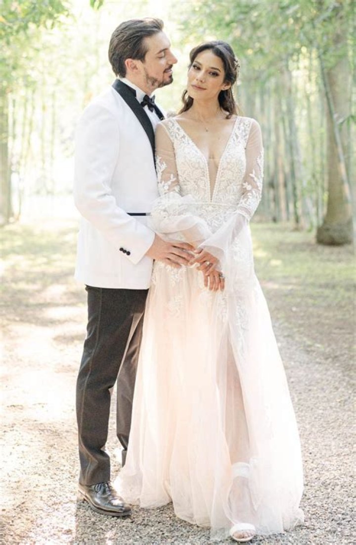 Oka Giner Biography, Age, Height, Husband, Net Worth, Family