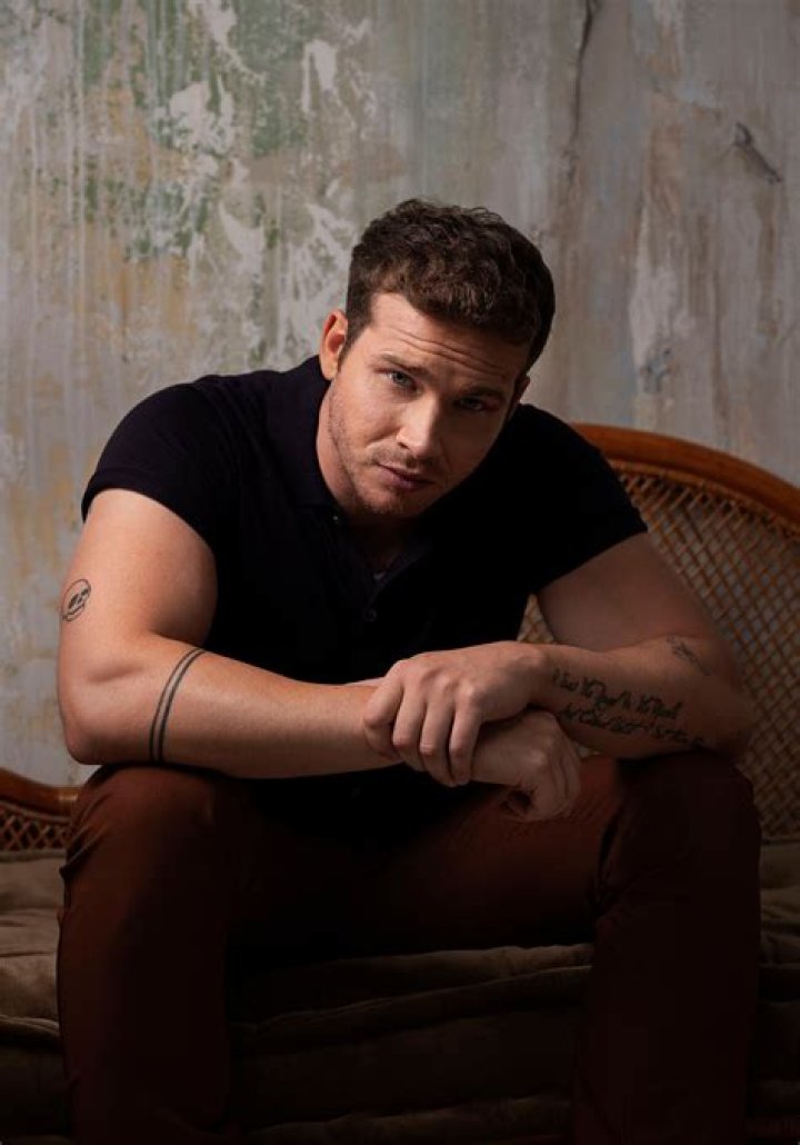 Oliver Stark biografía, edad, altura, esposo, net worth, familia