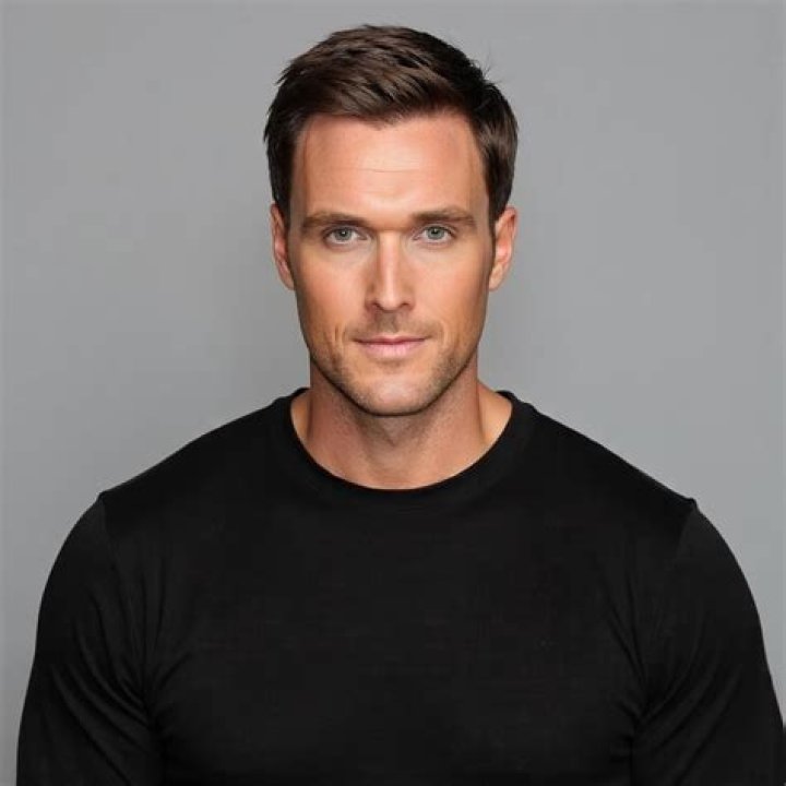 Owain Yeoman biografía, edad, altura, esposo, net worth, familia