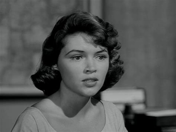 Oween Cameron Biography, Age, Height, Husband, Net Worth, Family