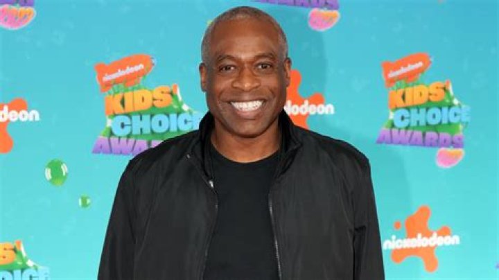 Phill Lewis biografía, edad, altura, esposo, net worth, familia