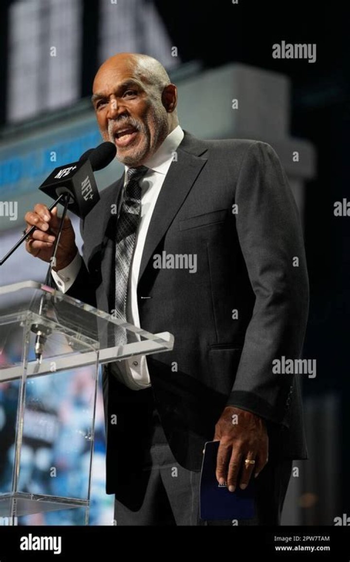 Raymond Chester Biography, Age, Height, Wife, Net Worth, Family