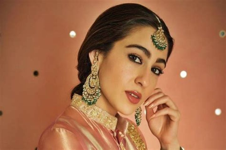 Sara Ali Khan Biography, Age, Height, Husband, Net Worth, Family