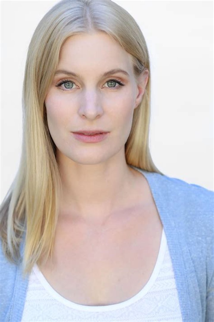 Sarah Navratil Biography, Age, Height, Husband, Net Worth, Family