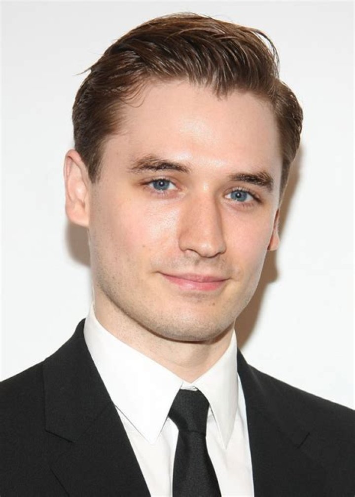 Seth Numrich Biography, Age, Height, Wife, Net Worth, Family