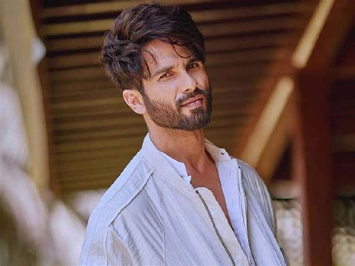Shahid Kapoor Biography, Age, Height, Wife, Net Worth, Family