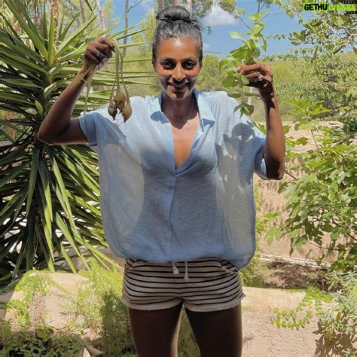 Shini Somara Biography, Age, Height, Husband, Net Worth, Family