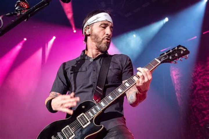 Sully Erna Biography, Age, Height, Wife, Net Worth, Family