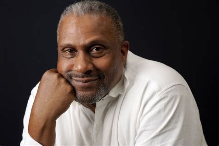 Tavis Smiley Biography, Age, Height, Wife, Net Worth, Family
