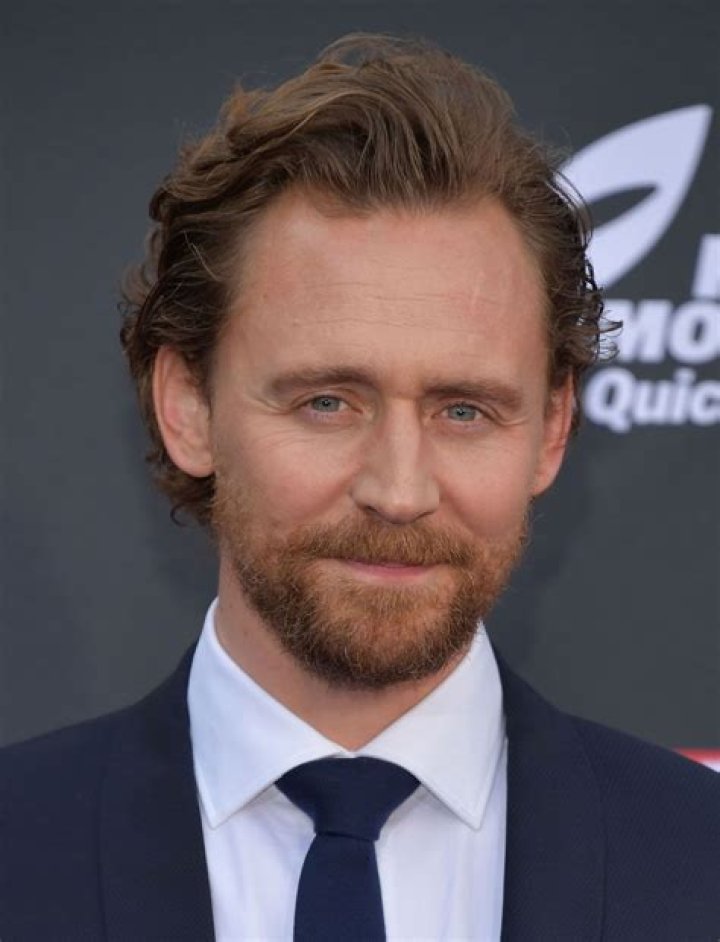 Tom Hiddleston Biography, Age, Height, Wife, Net Worth, Family