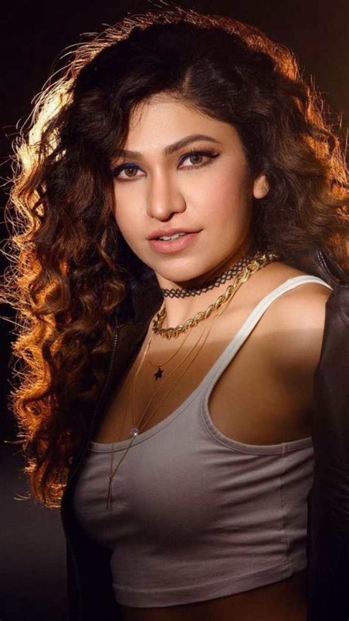 Tulsi Kumar Biography, Age, Height, Husband, Net Worth, Family
