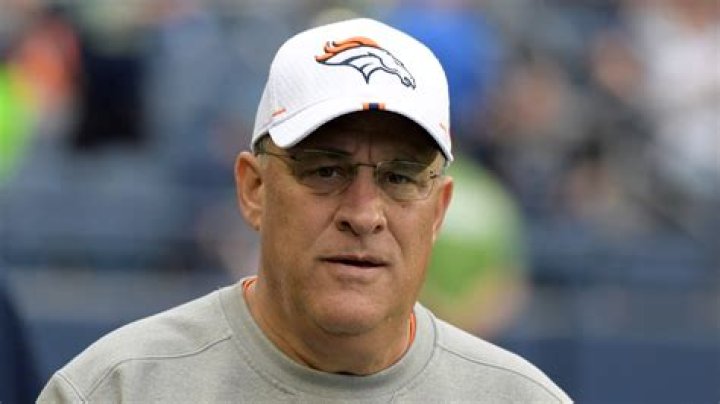 Vic Fangio biografía, edad, altura, esposo, net worth, familia