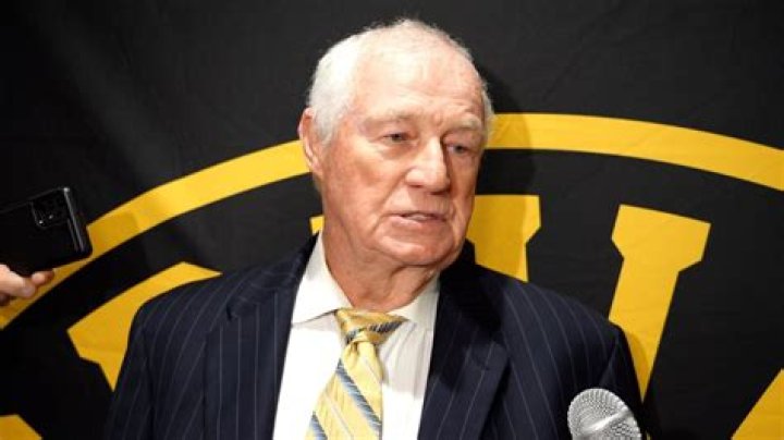 Wayne Cashman Biography, Age, Height, Wife, Net Worth and Family