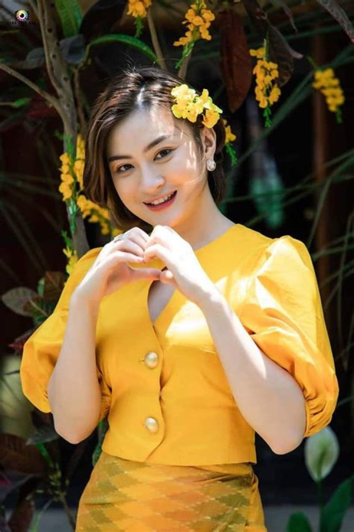 Wutt Hmone Shwe Yi Biography, Age, Height, Husband, Net Worth, Family