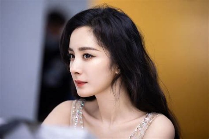 Yang Mi Biography, Age, Height, Husband, Net Worth, Family