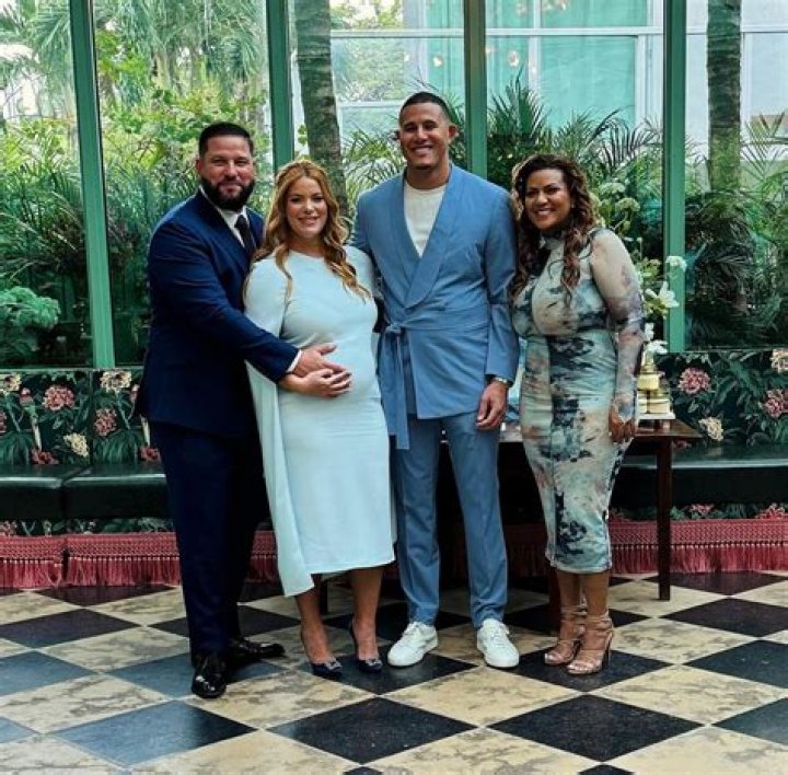 Yonder Alonso Biography, Age, Height, Wife, Net Worth, Family