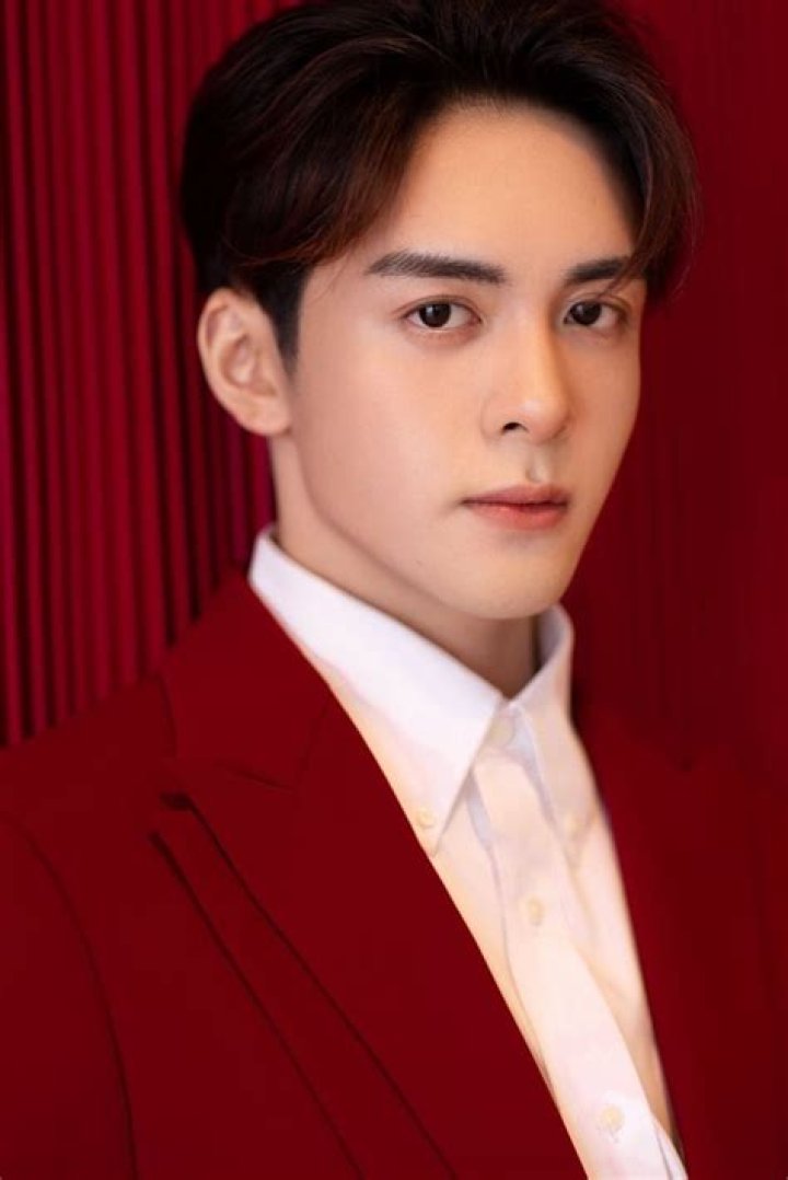 Zeng Shunxi Biography, Age, Height, Wife, Net Worth, Family