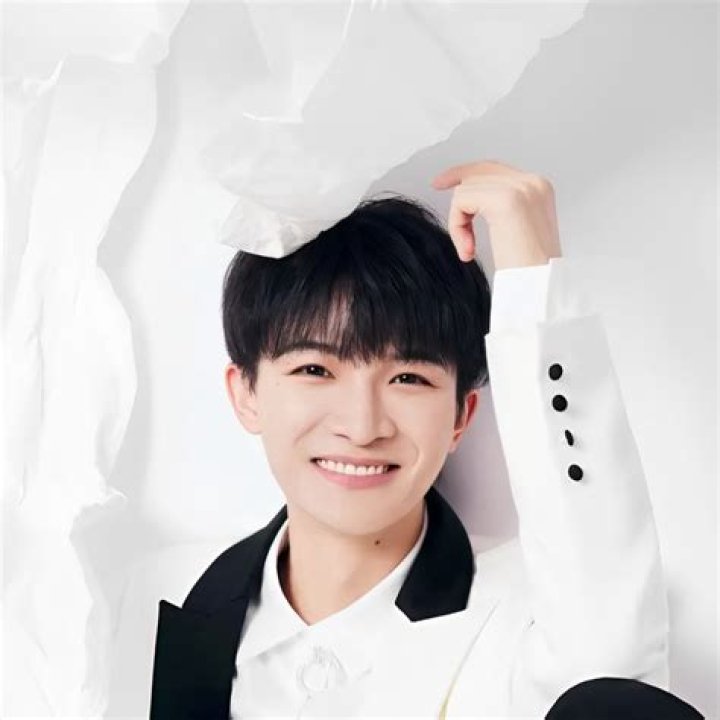 Zhou Shen Biography, Age, Height, Wife, Net Worth, Family