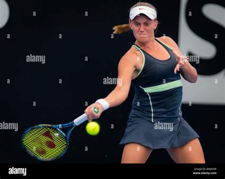 Zoe Hives Biography, Age, Height, Husband, Net Worth, Family